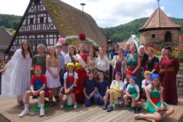 20240609_DornrFest_StraßTheat-Gruppe_Kirchplatz_Fo