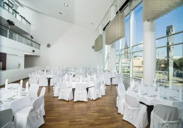Gläsernes Foyer