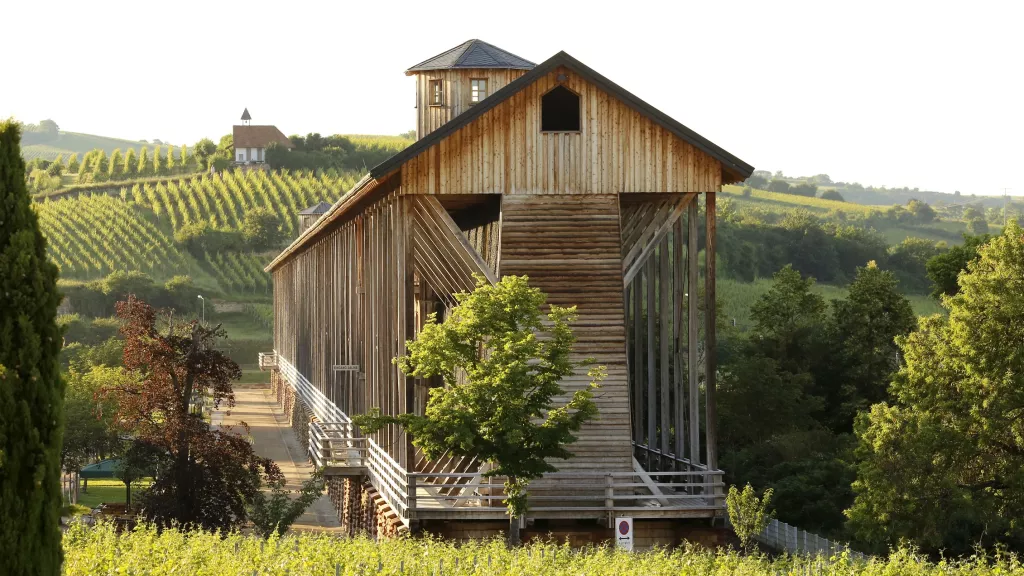 Gradierwerk Bad Dürkheim mit Michelskapelle im Hintergrund