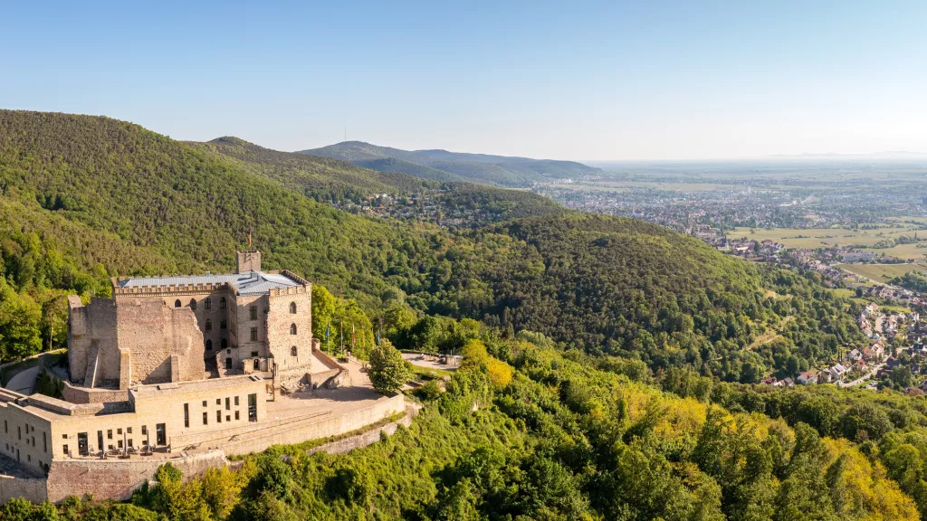 Blick auf das Hambacher Schloss und die Stadt Neustadt