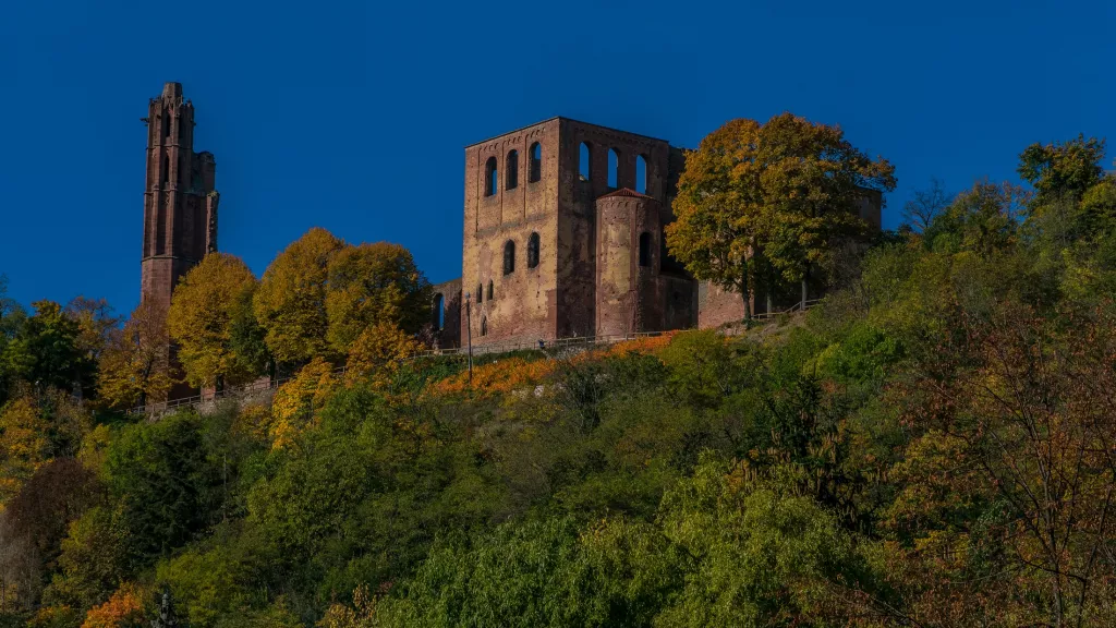 Blick auf die Klosterruine Limburg