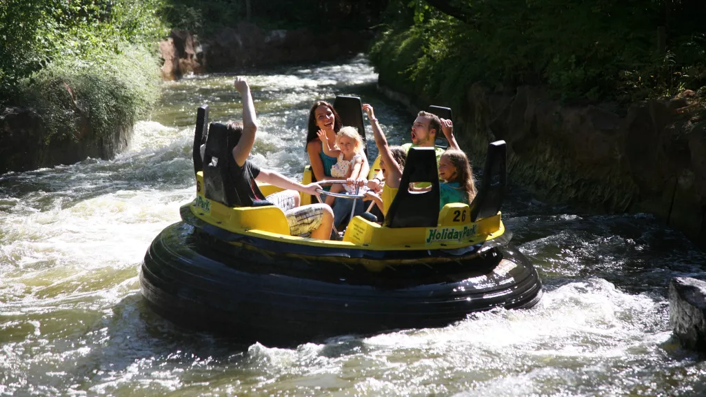 Besucher auf dem Donnerfluss im Holiday Park Haßloch