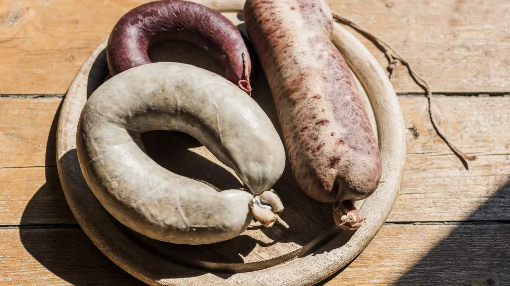 Holzbrett mit Hausmacher Wurst