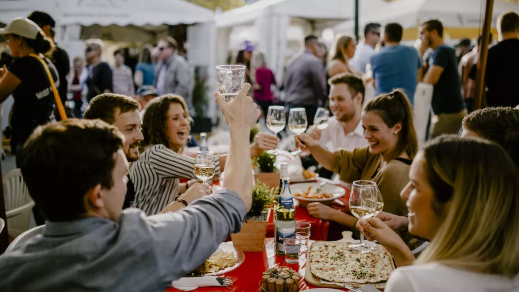 Besucher im Weindorf auf dem Dürkheimer Wurstmarkt