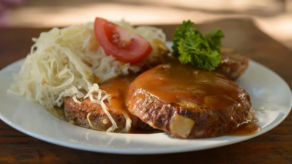 Teller mit Saumagen, Sauerkraut und Brot