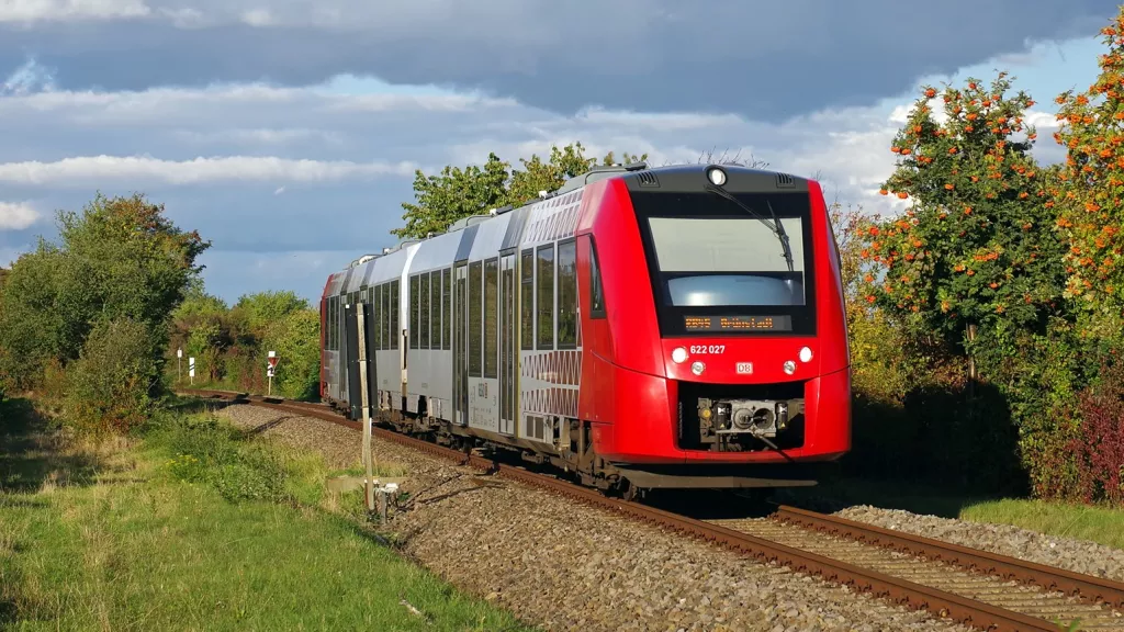 Regionalbahn fährt vorbei an Weinbergen
