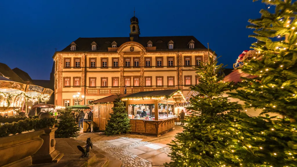 Weihnachtlich geschmückter Marktplatz zur blauen Stunde