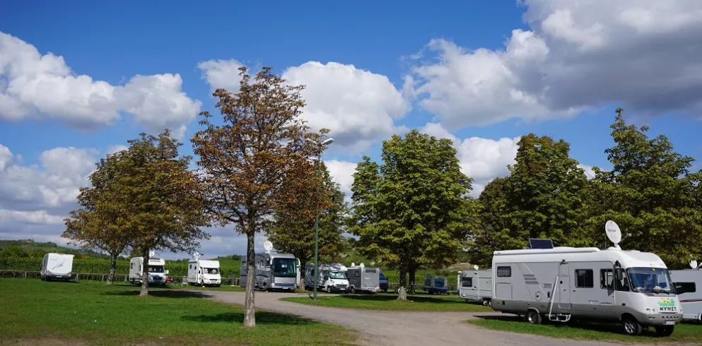 Wohnmobile auf dem Stellplatz In der Silz