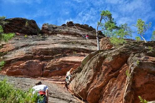 Kletterer an Sandsteinfelsen im Pfälzerwald