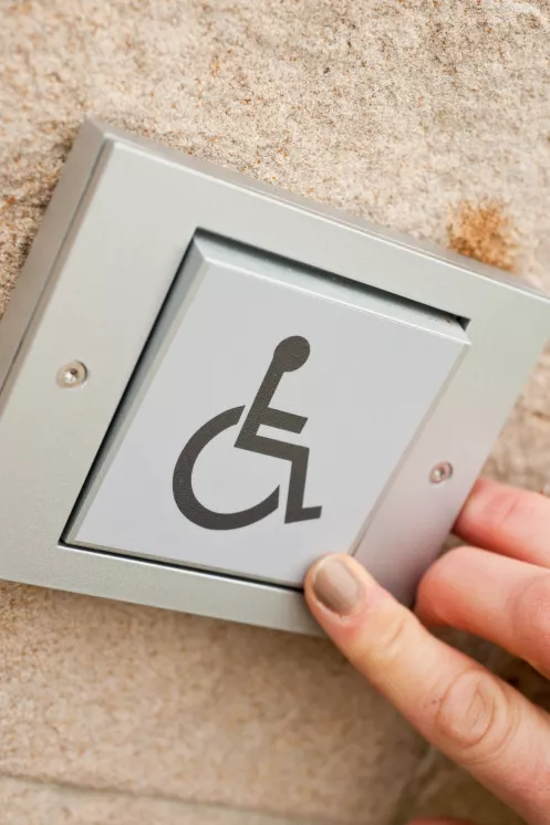 Gedrückter Schalter mit Rollstuhlsymbol