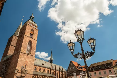 Stiftskirche mit Straßenlaterne im Vordergrund 