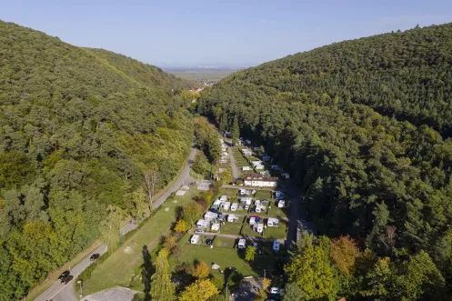 Blick aus der Vogelperspektive auf den Campingplatz Burgtal