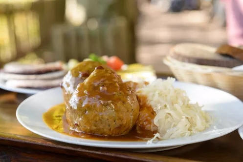 Teller mit Leberködeln und Sauerkraut