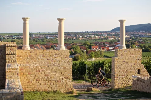 Zwei Radfahrer an der Römervilla Weilberg