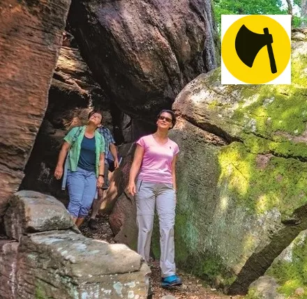 Zwei Wanderinnen bei Heidenfels mit Logo Ganerbenweg