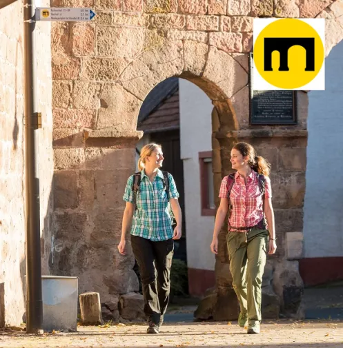 Zwi Wanderinnen im Klosterdorf Höningen_mit Logo Kloster Leiningen