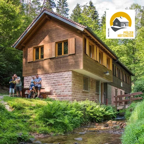 Wanderer stehen vor PWV-Hütte Wolfsschluchthütte