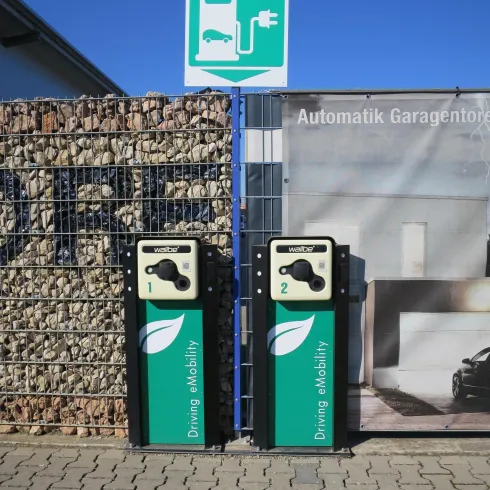 Zwei Ladesäulen für E Autos