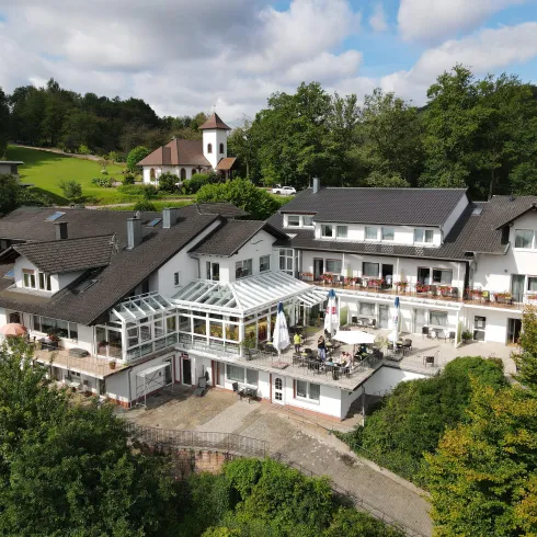 Hausansicht mit Kapelle Hausansicht mit Kapelle