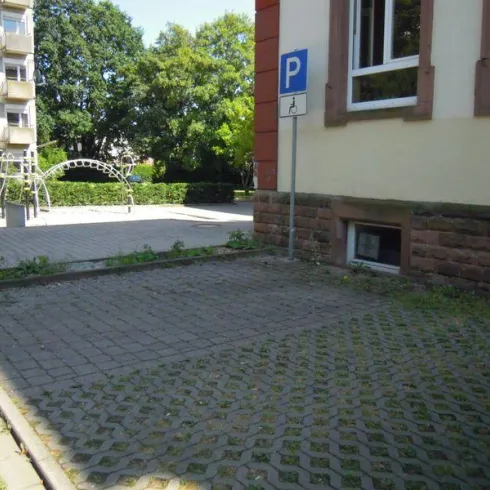 Barrierefreier Parkplatz am Kulturzentrum hinten