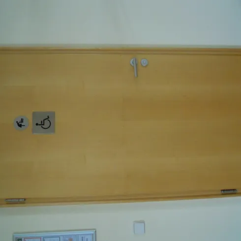 Behindertentoilette/Wickelmöglichkeit