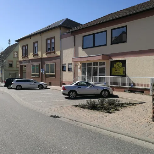 Parkplatz am Café Centner (© Büro für Tourismus Maikammer)