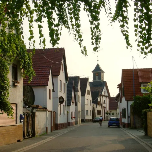 Duttweiler Dorfstraße (© Rolf Schädler) Duttweiler Dorfstraße (© Rolf Schädler)