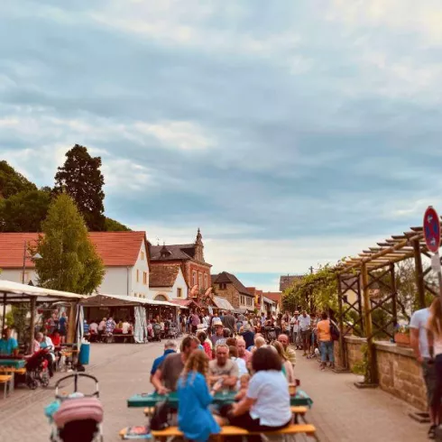 Haardter Weinfest auf der Straße (© Stadtmarketing Neustadt) Haardter Weinfest auf der Straße (© Stadtmarketing Neustadt)