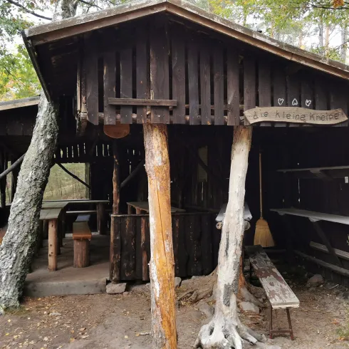 Schutzhütte seitliche Ansicht - Die kleine Kneipe