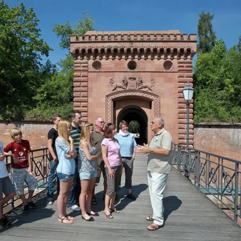 Beginn einer Stadtführung am Weißenburger Tor (© Südpfalz-Tourismus LK GER e.V, Norman P. Krauss)