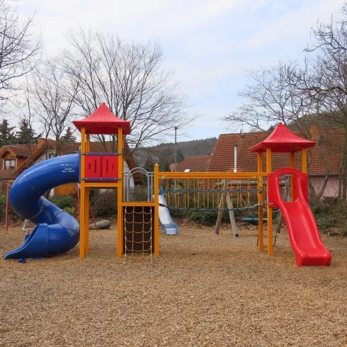 Kletterhaus mit Rutsche (© EM/Urlaubsregion Freinsheim)