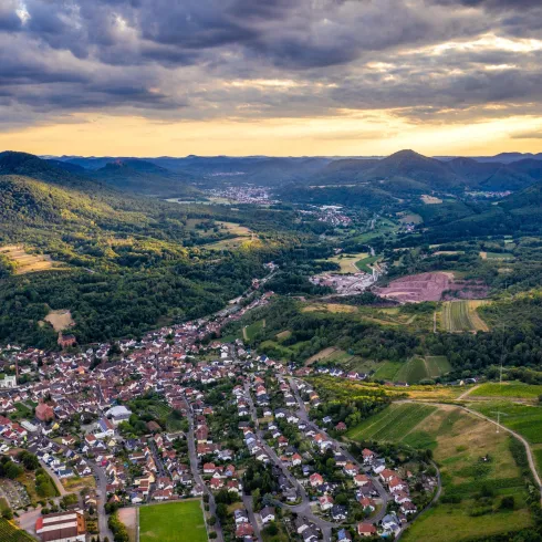 Ortsansicht Albersweiler (© Verein SÜW Annweiler e.V., Dominik Ketz) Ortsansicht Albersweiler (© Verein SÜW Annweiler e.V., Dominik Ketz)