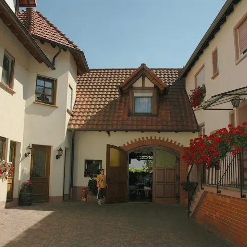 Weingut Weber Hausansicht (© Weingut Weber) Weingut Weber Hausansicht (© Weingut Weber)