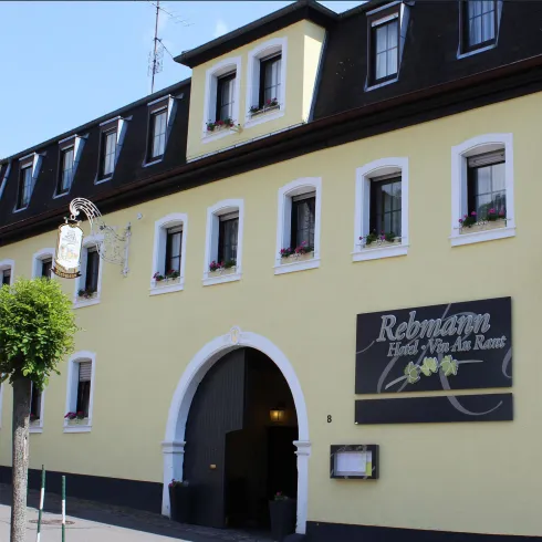 Außenansicht Hotel Rebmann (© Rene Rebmann) Außenansicht Hotel Rebmann (© Rene Rebmann)