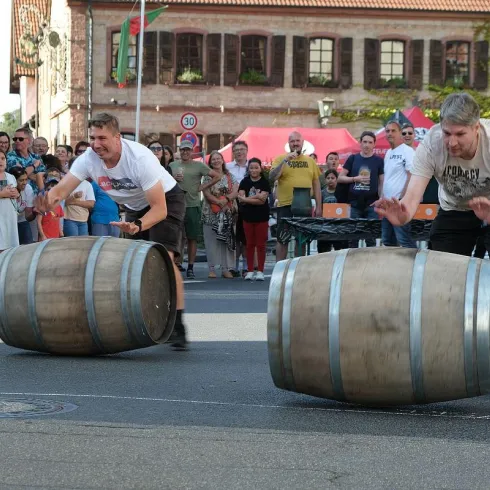 Fass rollen (© Tourist Information Wachenheim) Fass rollen (© Tourist Information Wachenheim)