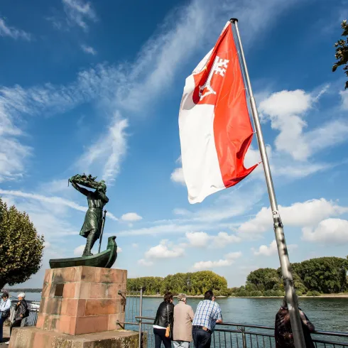 Hagendenkmal mit Flagge (© Bernward Bertram)