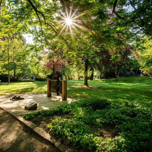 Heylshofpark mit Blick auf den Dom St. Peter Worms (© Bernward Bertram)