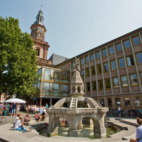 Siegfriedbrunnen am Marktsamstag (© Bernward Bertram)