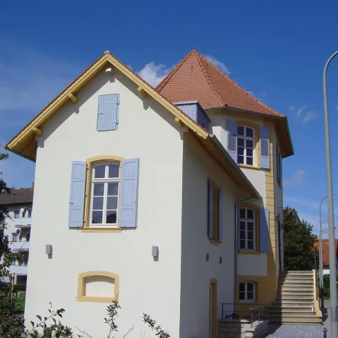Spital Vorderseite mit Treppe (© Urlaubsregion Freinsheim)