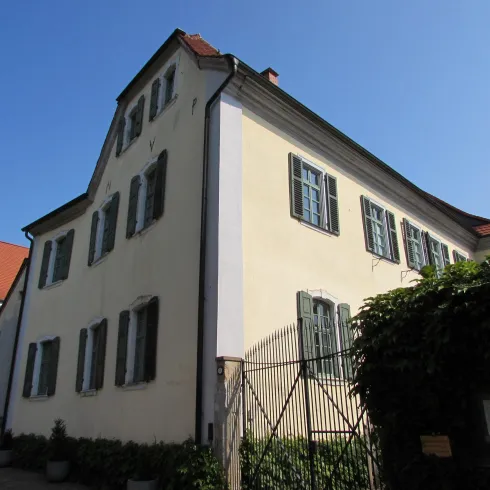 Gottfried-Weber Haus mit Eingangstor (© Urlaubsregion Freinsheim) Gottfried-Weber Haus mit Eingangstor (© Urlaubsregion Freinsheim)