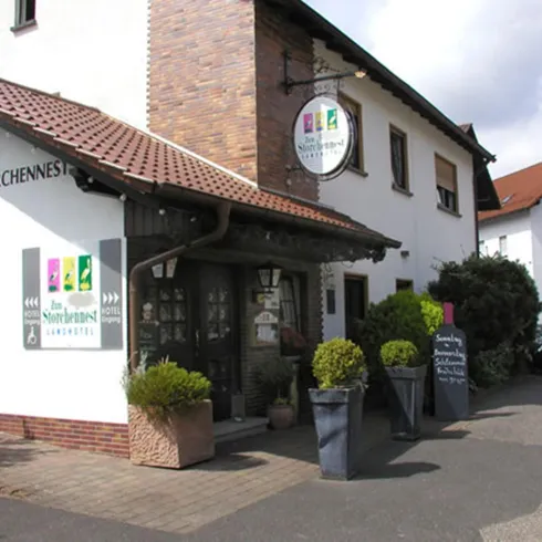 Zum Storchennest_Außenansicht 2_deskline (© Landhotel Storchennest)