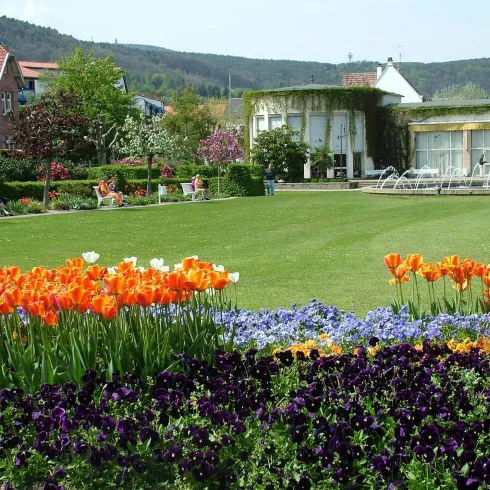 Gebäude mit Kurpark (© Stadt Bad Dürkheim)