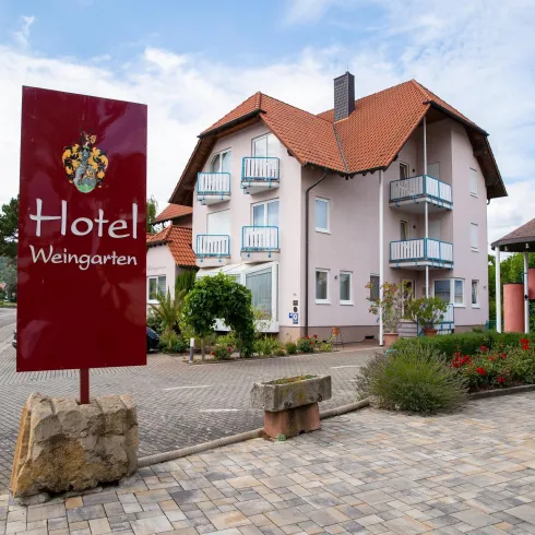 Aussenansicht und Parkplatz Aussenansicht und Parkplatz
