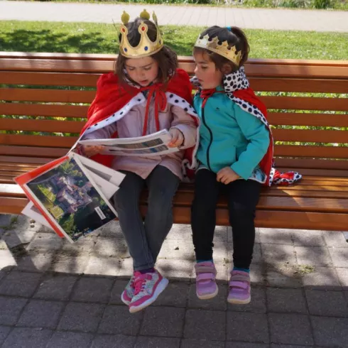 Mädchen auf der Bank im Kurpark