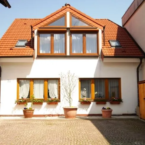 Hausansicht mit Stellplatz