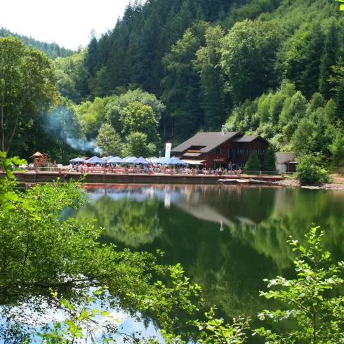Blockhütte am Isenachweiher (© Stadt Bad Dürkheim)