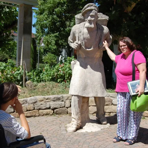 Gästeführerin mit Winzerskulptur (© Stadt Bad Dürkheim)