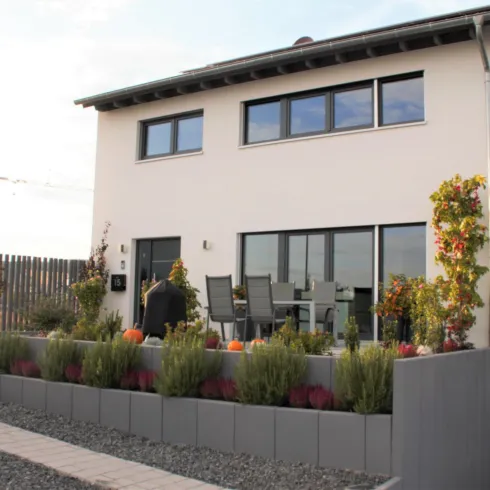 Hausansicht mit Zugang zur Ferienwohnung (rechts) Hausansicht mit Zugang zur Ferienwohnung (rechts)