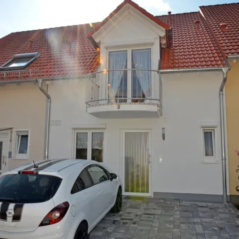 Außenansicht mit Stellplatz