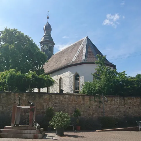 Dorfplatz und Kirche in Böchingen